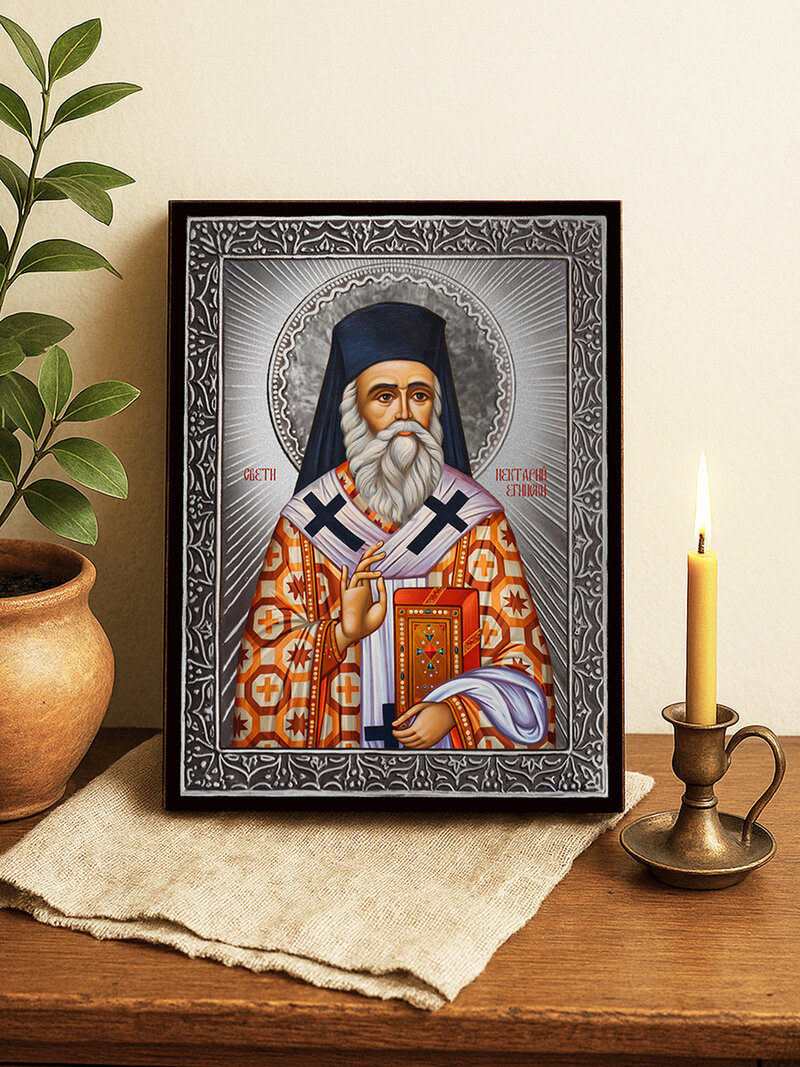 Сребърна икона на Св. Нектарий Егински със сребрист фон с лъчи и рамка
